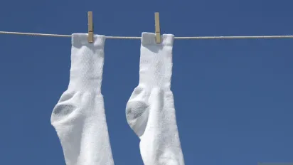 Як відбілити дуже брудні білі шкарпетки за годину: 3 прості домашні методи - фото