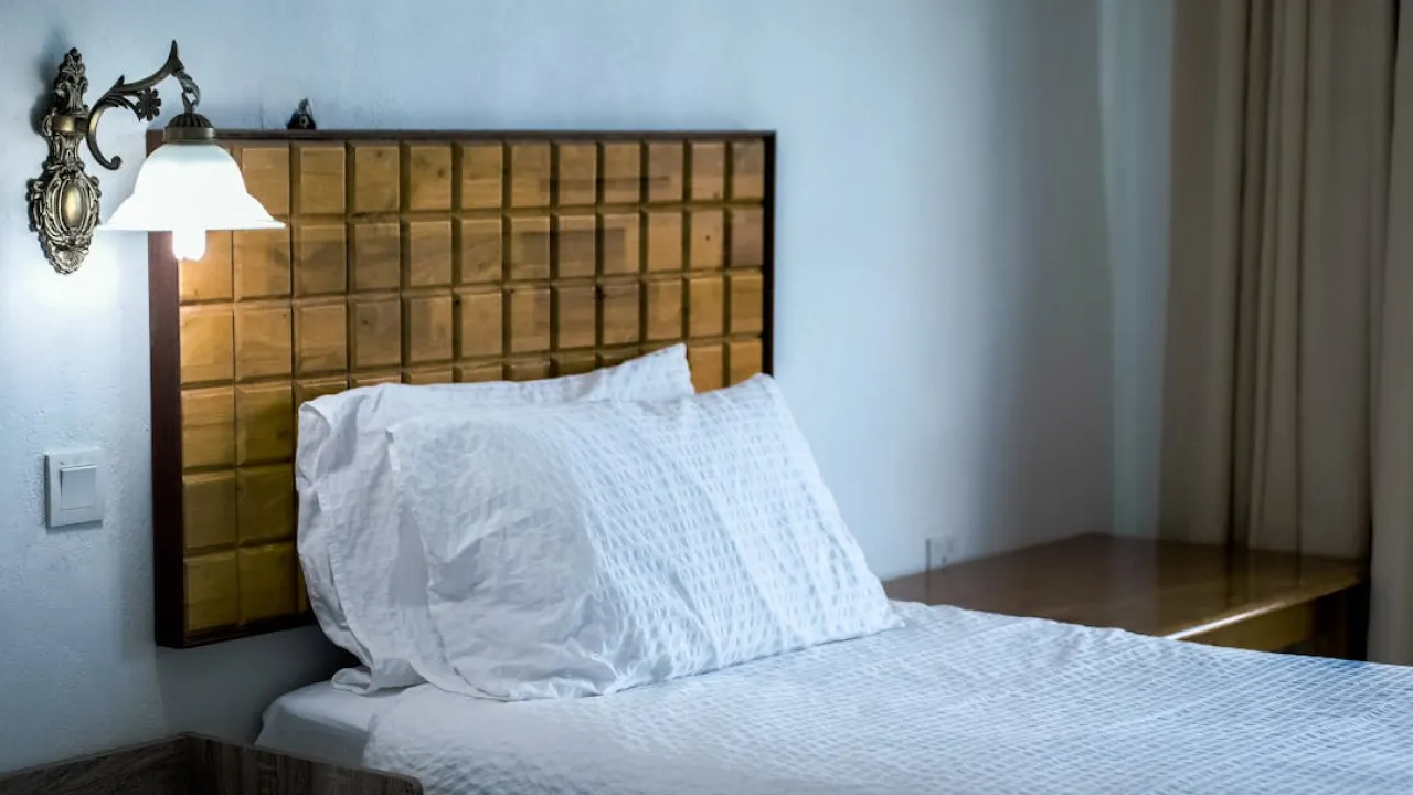 Звичка, яка вам нашкодить: чому не варто застеляти ліжко одразу після сну 