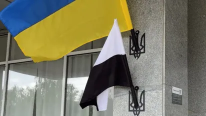 В Україні піднімають біло-чорні прапори: що це означає - фото