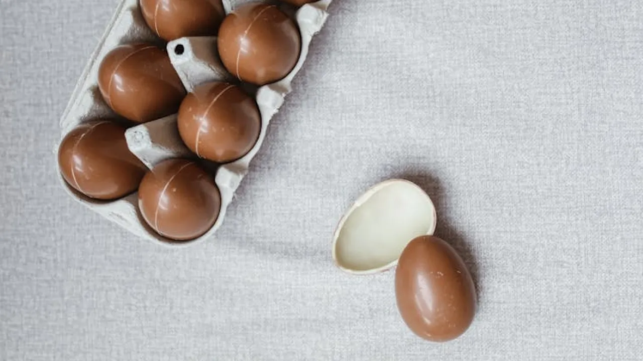 Як зробити шоколадне яйце вдома: простий рецепт без форм 