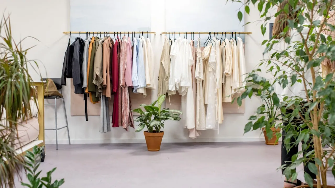 Як колір одягу впливає на ваш настрій та успіх: що носити, щоб усе складалося якнайкраще 