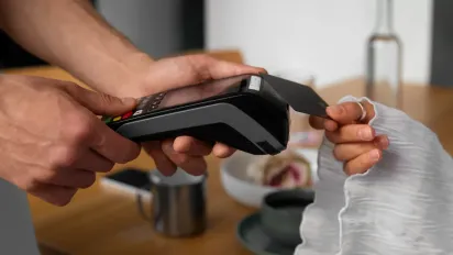 ​​​​​​​iPhone замість термінала: новий спосіб прийому оплат вже запустили в Україні - фото