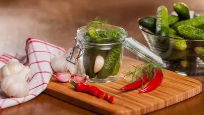 Один інгредієнт, через який консервовані огірки стають м’якими - фото