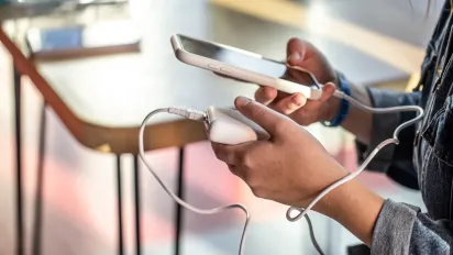 5 шкідливих міфів про заряджання смартфонів, у які ми досі віримо - фото