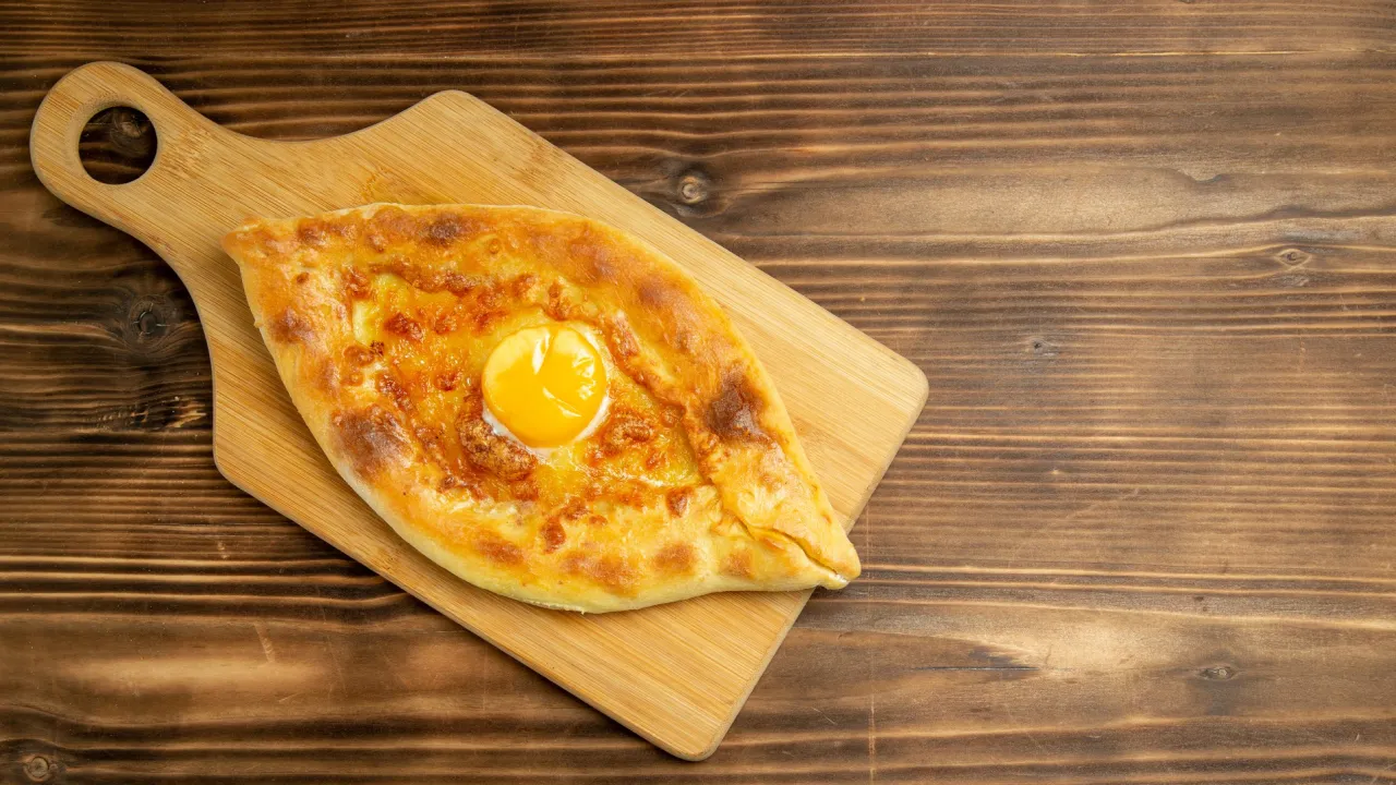 Без замісу й духовки: ідеальні ліниві хачапурі з сиром за 10 хвилин 