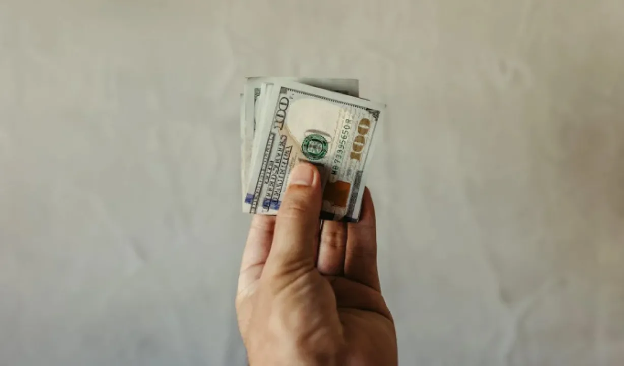 Прогноз курсу валют на серпень: скільки коштуватимуть долар і євро 