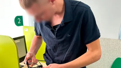 Підказки через навушник: в Україні викрили технологічну схему фальшивого іспиту - фото