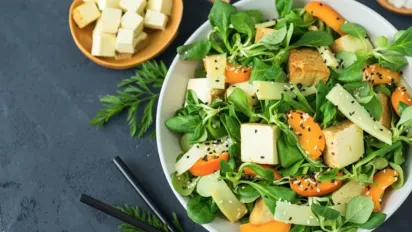 Салат-сюрприз літа: абрикоси, бринза та кунжут в одній тарілці - фото