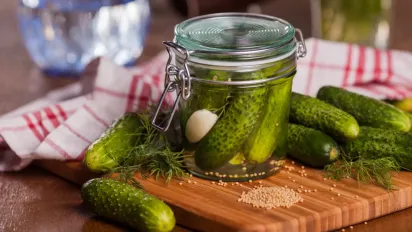 Не викидайте великі огірки: зробіть з них смачну заготовку на зиму - фото
