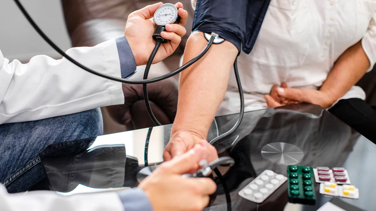 Як кава впливає на артеріальний тиск: кардіологиня пояснила, кому варто бути обережним 