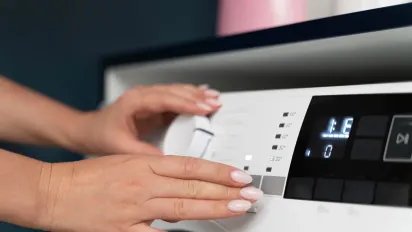 Чи потрібно вимикати пральну машину з розетки після прання: відповідь вас здивує - фото