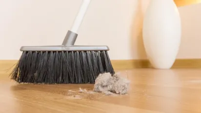 Де не можна тримати віник у будинку: народні прикмети, які застерігають від негараздів - фото
