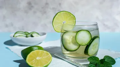 "Краще ніж вода з лимоном": названо напій корисний для травлення, нирок і шкіри - фото