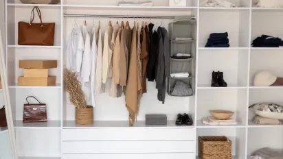 Як прибрати затхлий запах з одягу без прання — ефективні способи, які працюють - фото