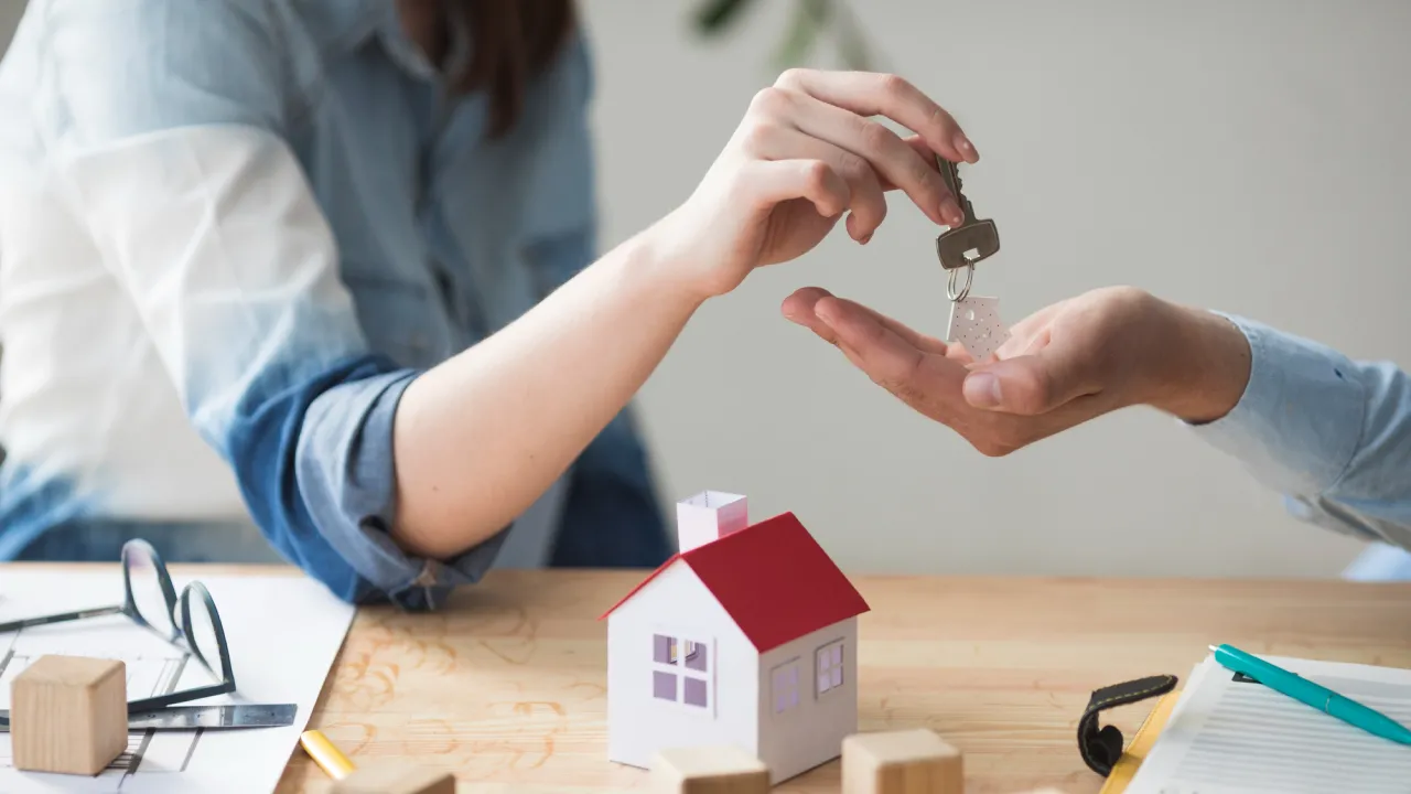 Українці скуповують житло в цій популярній країні: які ціни та чому туди масово їдуть 