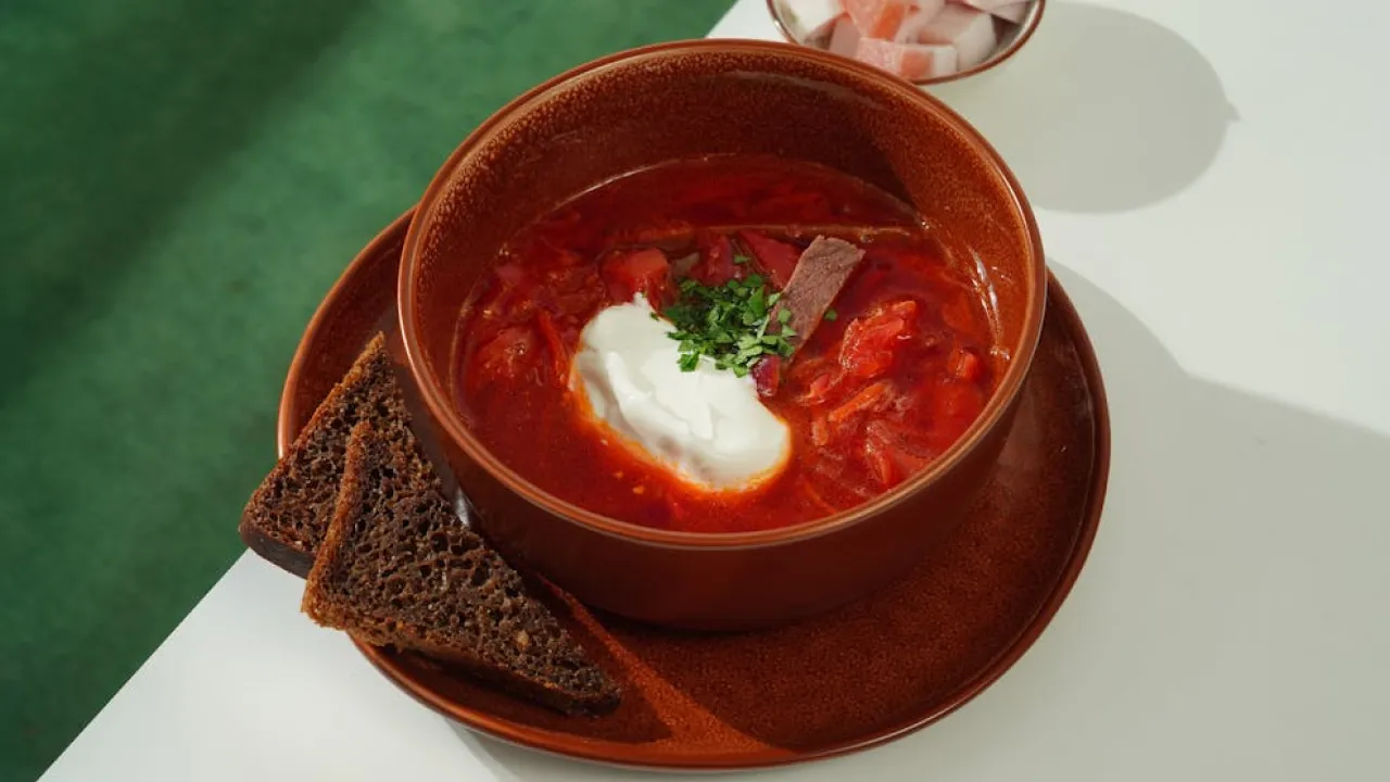 Борщ стане смачнішим: просто приберіть цей інгредієнт 