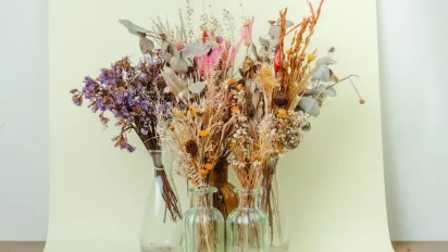 Чому не варто зберігати вдома сухі квіти: народні прикмети - фото