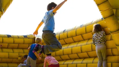 Новий закон — нові виплати: держава платитиме батькам 7 тисяч грн щомісяця - фото