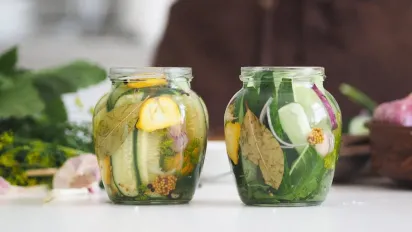 Хрусткі бочкові огірки в банці: простий рецепт без стерилізації - фото