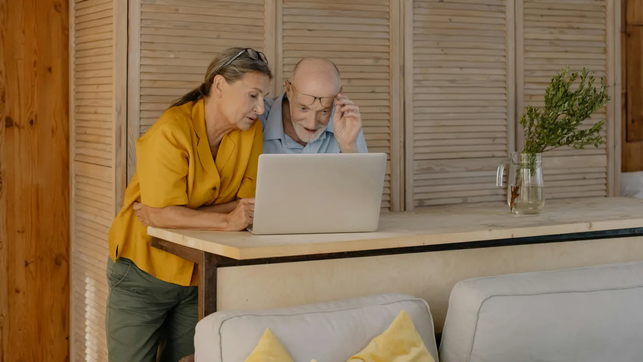 Пенсія і робота: як не втратити виплати та не потрапити в борги 