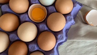 Цієї помилки припускаються майже всі: чому не можна зберігати яйця у дверцятах холодильника - фото