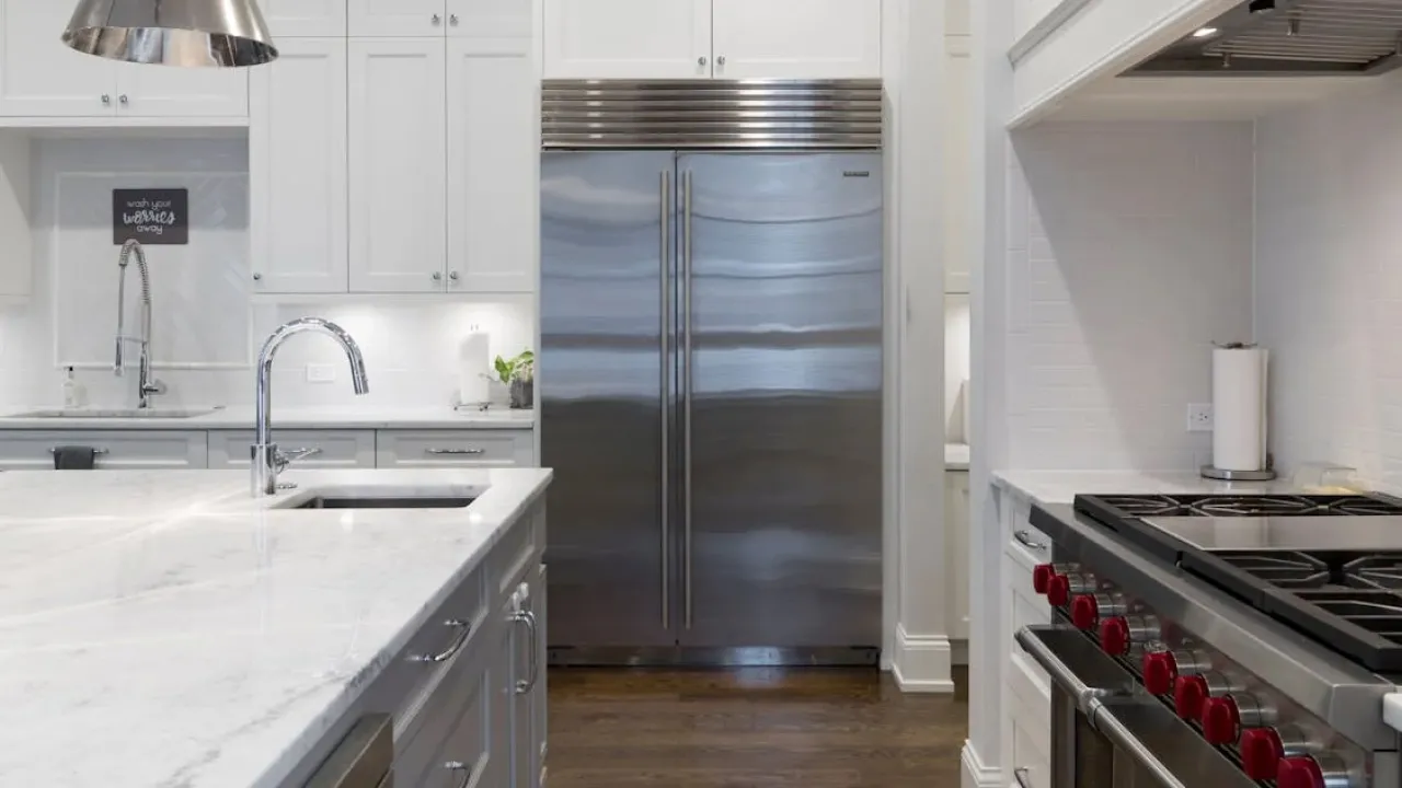 Що категорично не можна ставити на холодильник: 8 речей, які варто прибрати негайно 