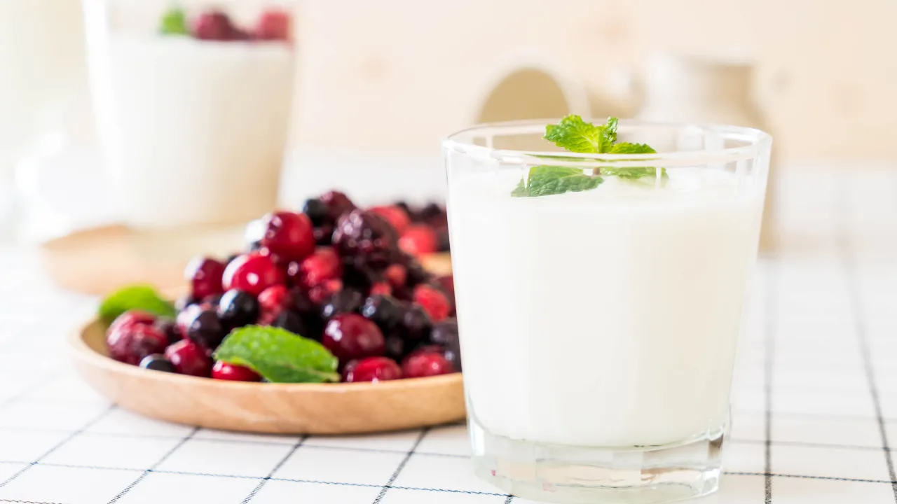 Коли краще пити кефір — зранку чи ввечері: пояснення, що принесе більше користі 