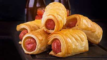 Рецепт лінивих сосисок у тісті за 15 хвилин на сковороді - фото