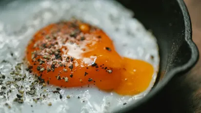 Названо просту страву, яка зміцнює кістки після 50: вживайте щодня - фото