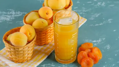 Домашня «фанта», яка краща за магазинну: простий рецепт з абрикосів і цитрусових - фото