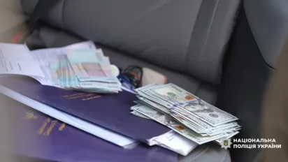 Поліція викрила підприємців, які знімали ухилянтів з розшуку ТЦК за хабарі - фото