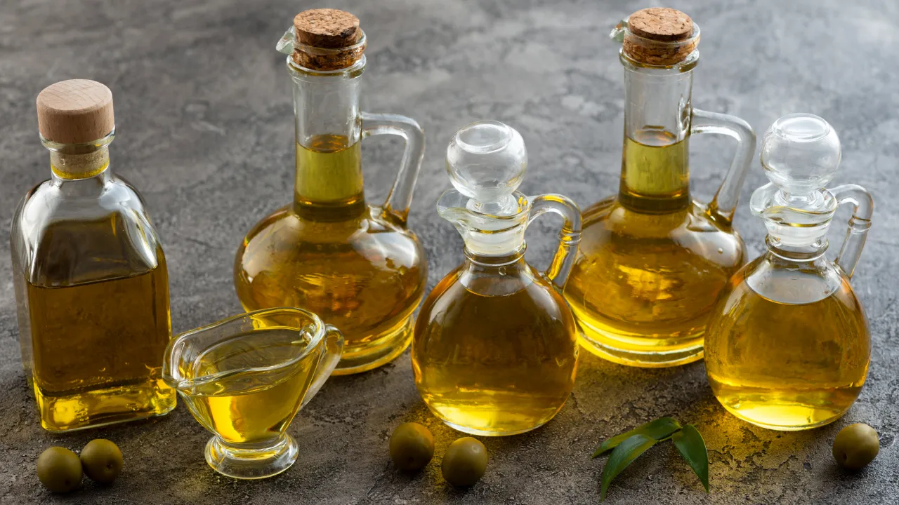 Яка олія насправді корисніша: соняшникова чи оливкова? 