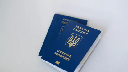 Повернутись може бути складно: які документи обов’язкові для виїзду за кордон - фото