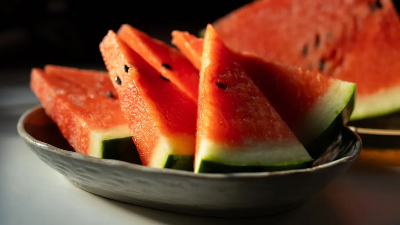 Як вибрати смачний кавун без розрізу — головні ознаки стиглості 