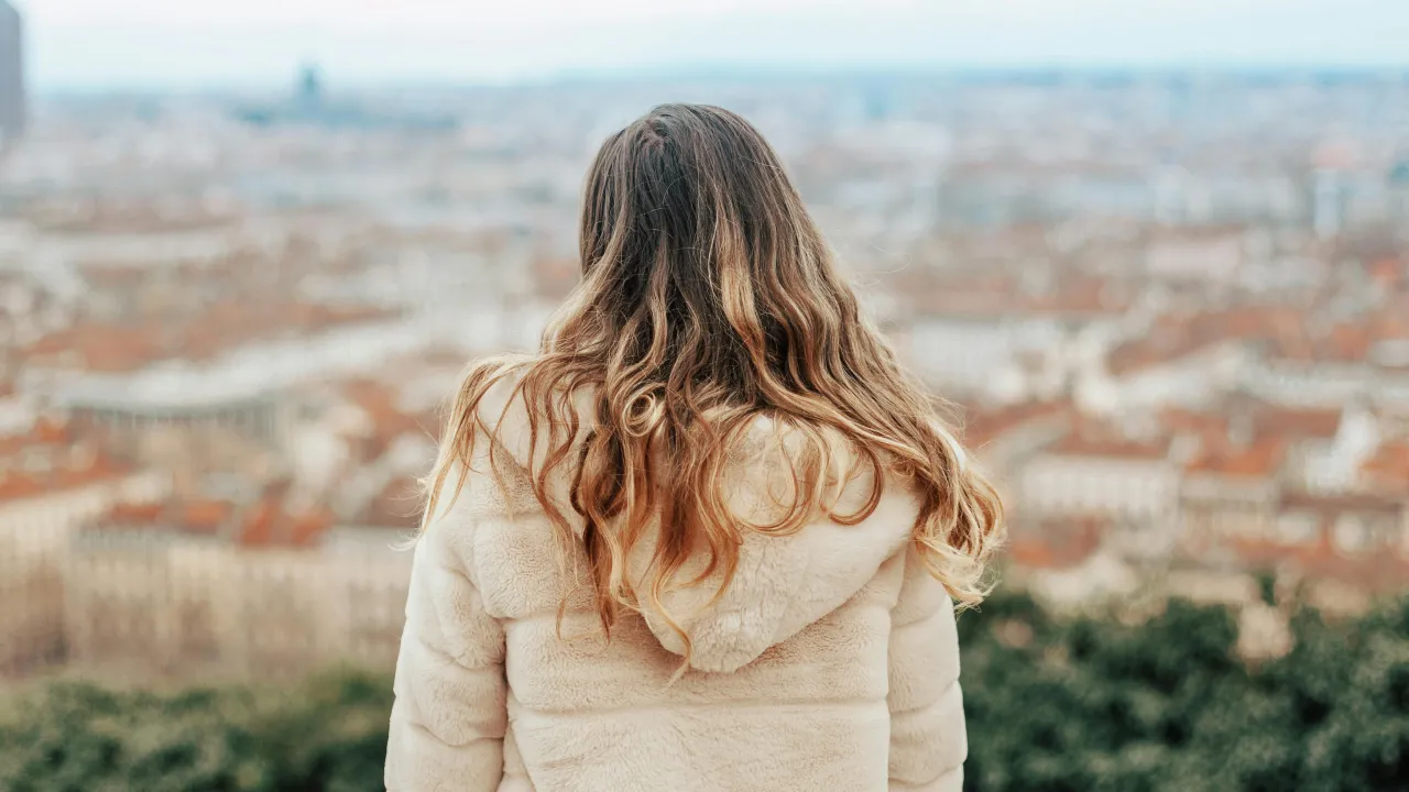 Літня пухнастість волосся: як зберегти зачіску, коли спека та волога 