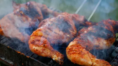 Соковиті курячі стегна в стилі BBQ: вечеря за 45 хвилин - фото