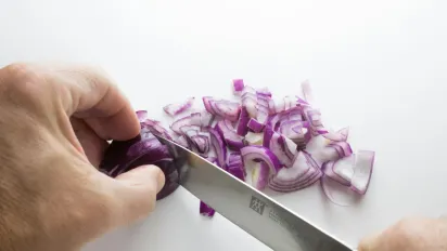 Маринована цибуля до шашлику та оселедця: простий рецепт - фото