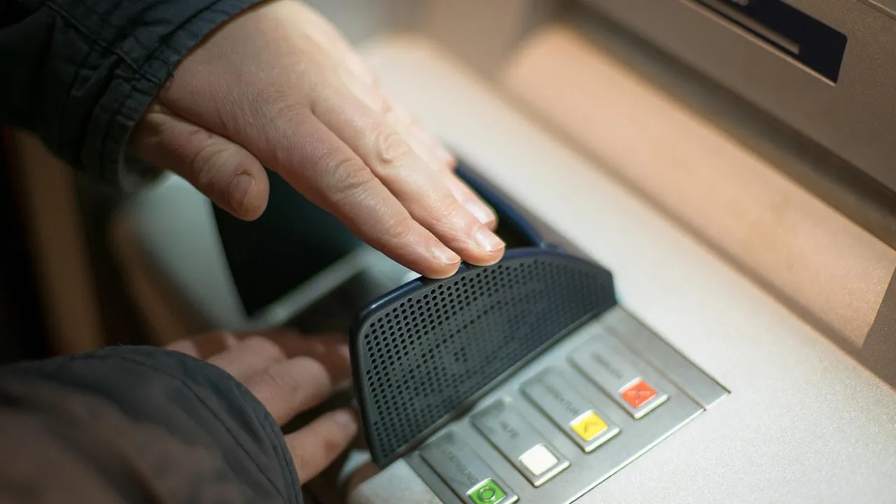 З 1 жовтня в Україні зміняться правила використання банківських карток: що потрібно знати кожному 