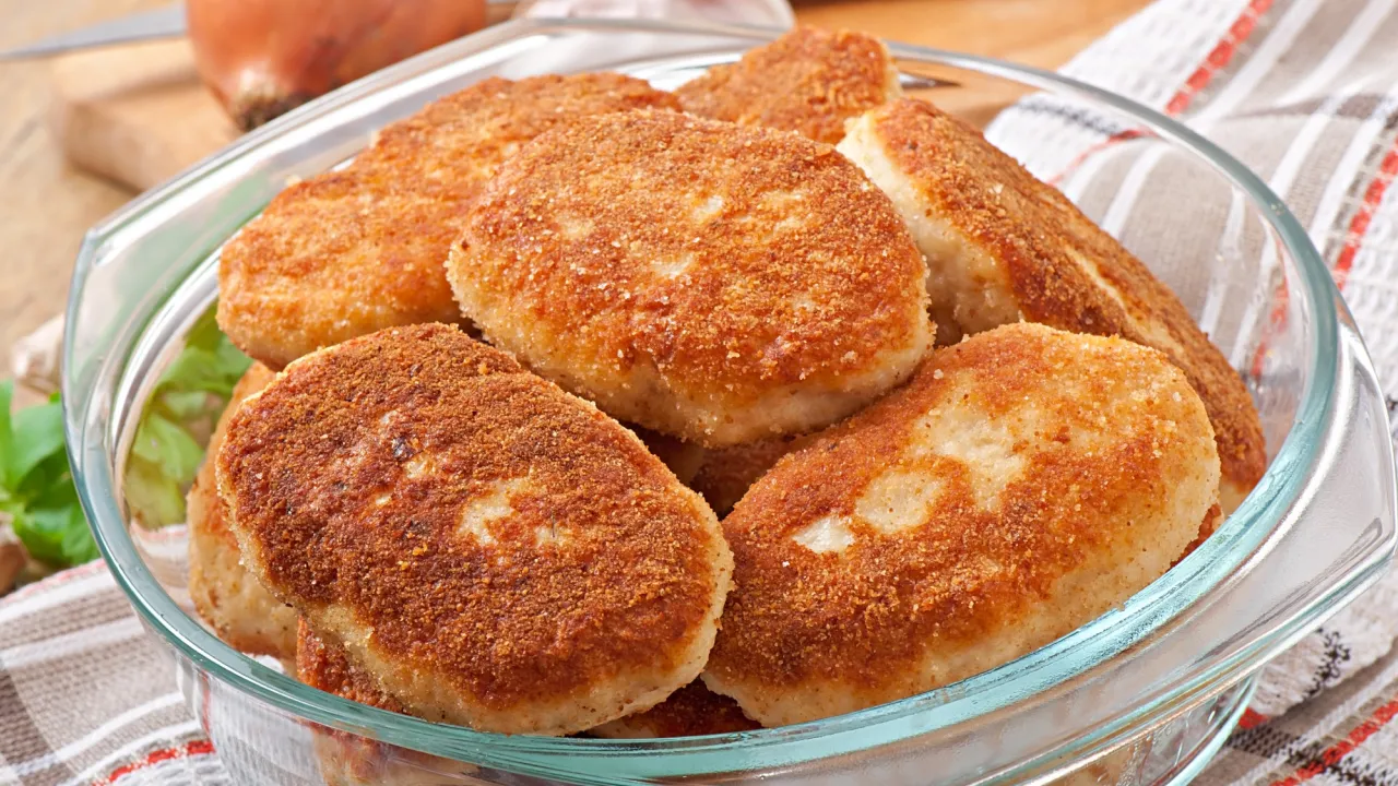 Чому котлети підгорають, але залишаються сирими: головна помилка господинь 