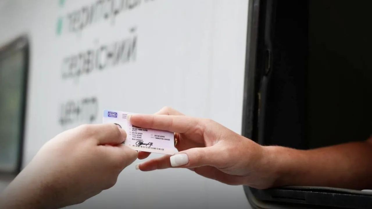 Кабмін ухвалив рішення, яке дозволяє безкоштовно відновлювати водійські посвідчення 