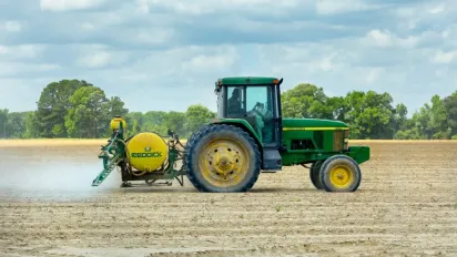 Кабмін дозволить керувати сільгосптехнікою без посвідчення тракториста: що відомо - фото
