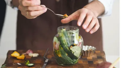 Без оцту та стерилізації: як засолити хрусткі огірки холодним способом - фото