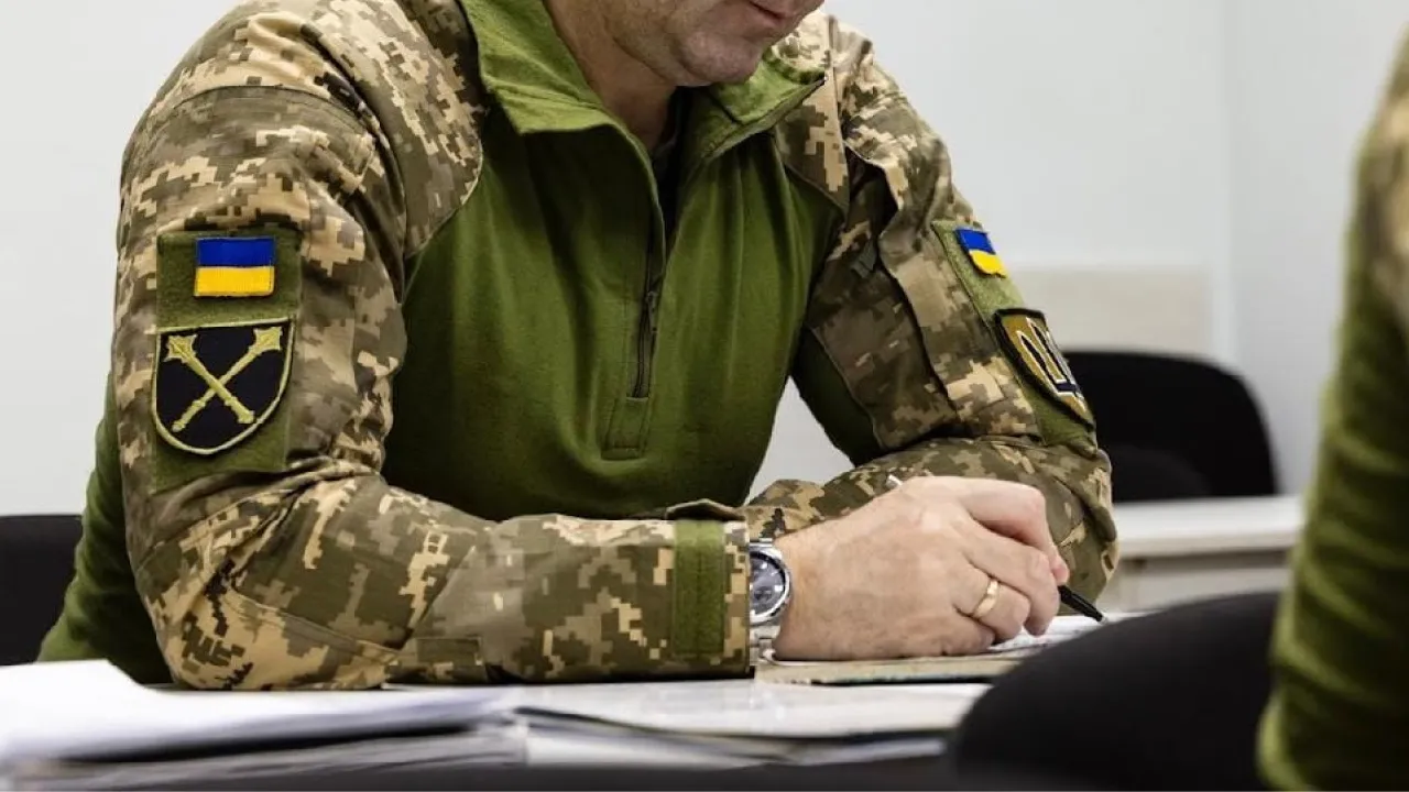 Працівники ТЦК та СП носитимуть бодікамери під час перевірки документів і вручення повісток 