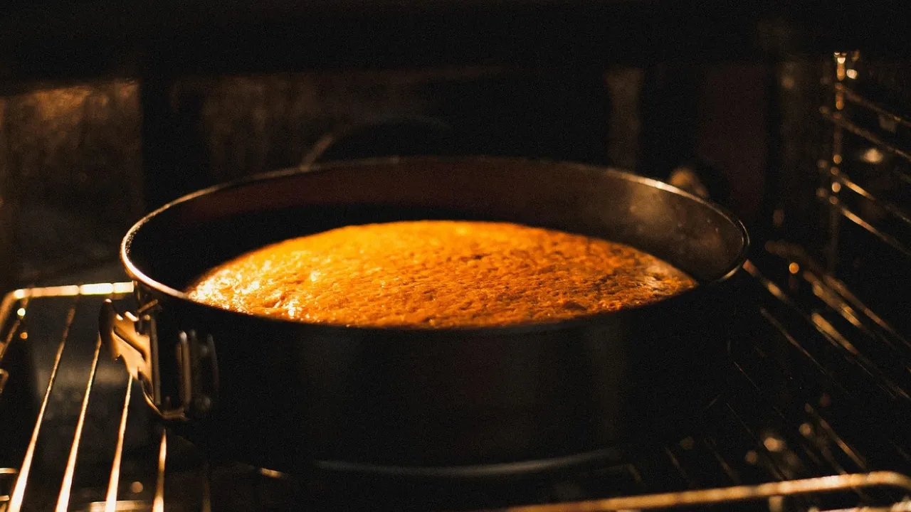 Чому осідає бісквіт: основні причини та секрети ідеальної випічки 