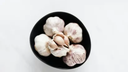 Часник, який сам зимує: секрет городників для великих і соковитих голівок - фото