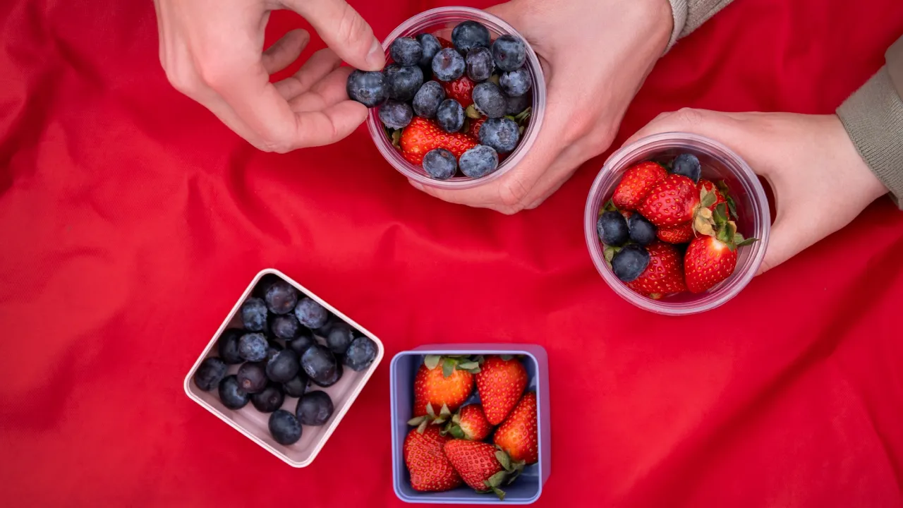 Як врятувати одяг від плям ягід: домашні засоби, які працюють краще за хімію 