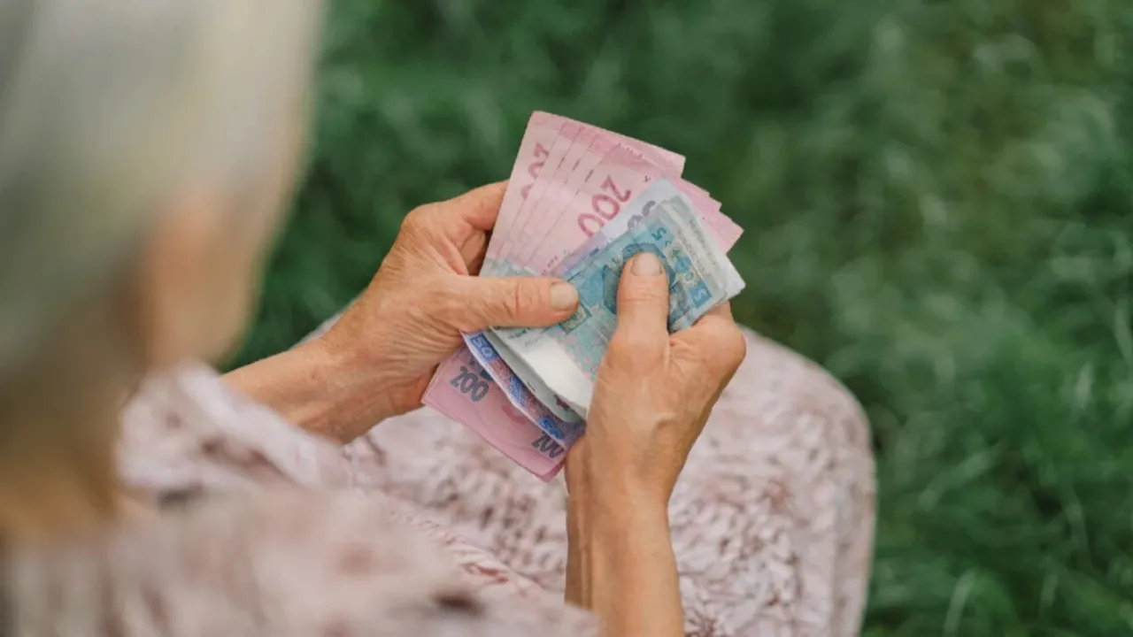 Українці, які ніколи не працювали, можуть претендувати на пенсійні виплати: який розмір 