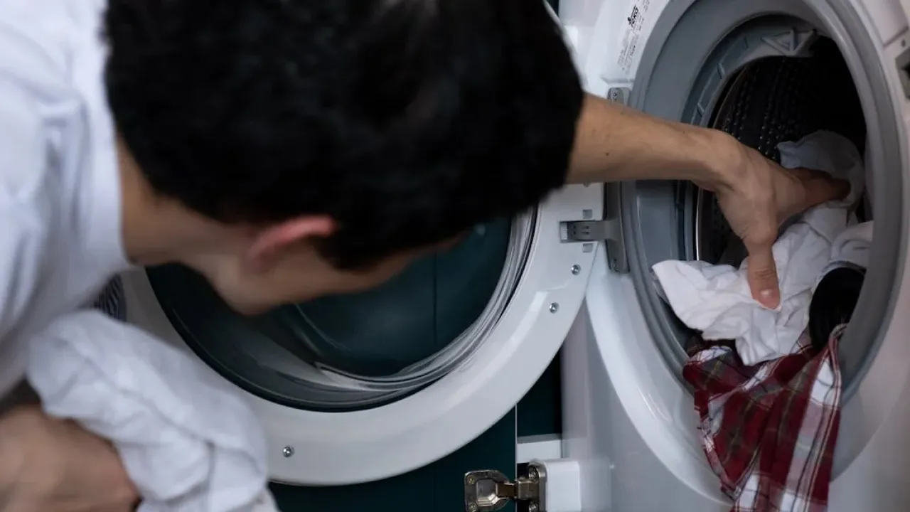 Чи потрібно відчиняти двері пральної машинки після прання: поради експерта 