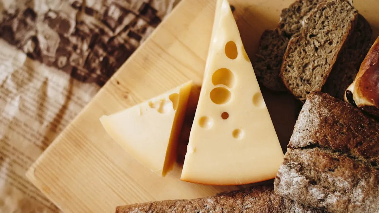Такий сир у магазині просять взагалі не купувати: в якому продукті молока майже немає 