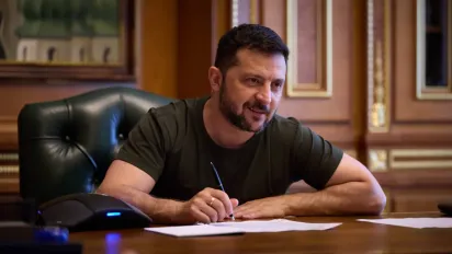 Чоловіки до 22 років зможуть виїжджати за кордон — Зеленський - фото